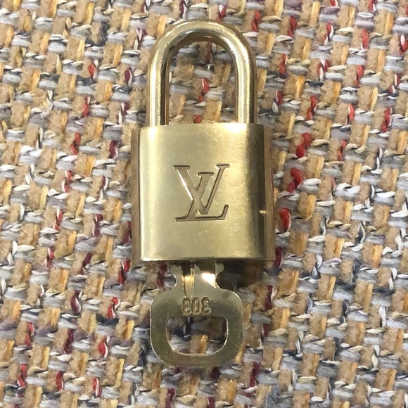 LV Louis Vuitton Lock & Key 303 - Picture 5 of 7
